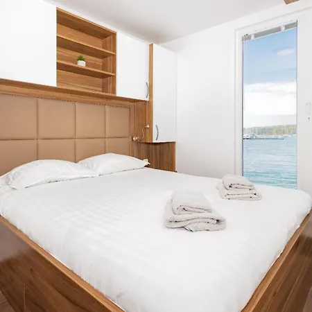 Hausboot Astrid - Floating House Apartment *