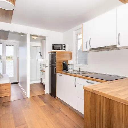 Hausboot Astrid - Floating House Apartment