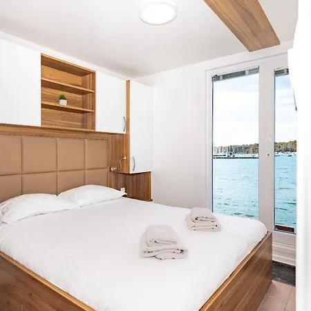 Hausboot Astrid - Floating House Apartment Pula