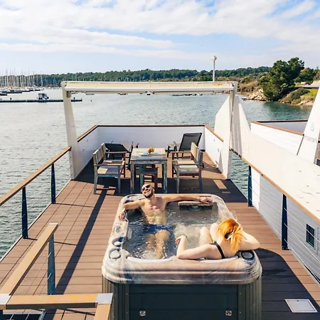 Hausboot Astrid - Floating House Apartment *