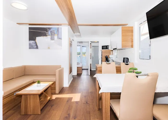 Hausboot Astrid - Floating House 아파트