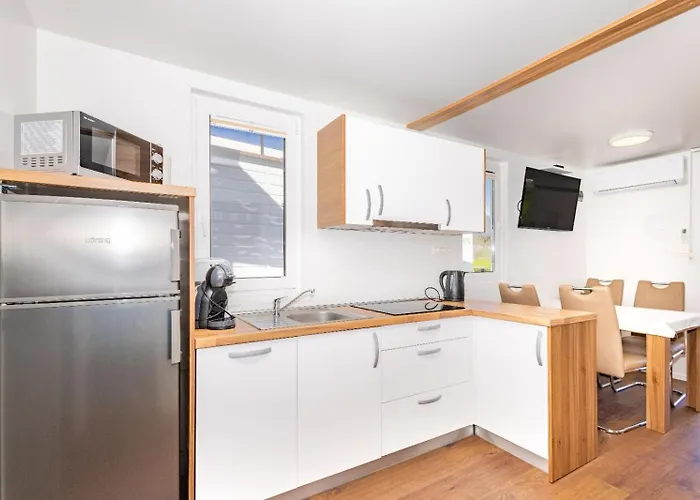 Hausboot Astrid - Floating House 아파트 풀라