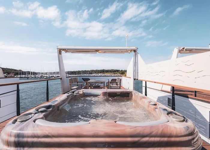 Hausboot Astrid - Floating House 아파트 풀라