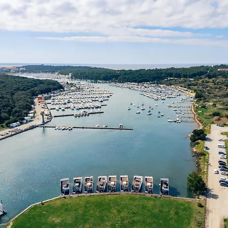 Апартаменты Hausboot Astrid - Floating House Пула