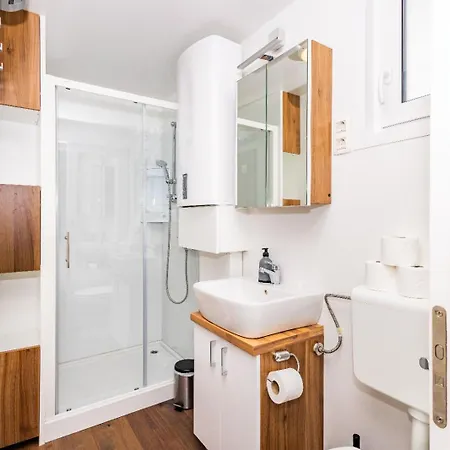Hausboot Astrid - Floating House * 풀라