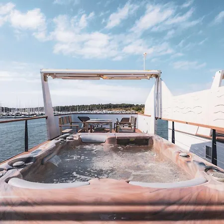 Hausboot Astrid - Floating House Апартаменты Пула