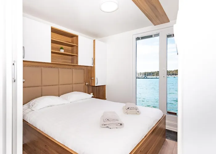Hausboot Astrid - Floating House Apartman Pula
